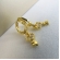 Brinco Argolinha com Chave Banhado em Ouro 18k - Dourado