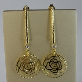 Brinco Médio De Fio Trabalhado e Flor Vazada Banhado em Ouro 18k - Dourado