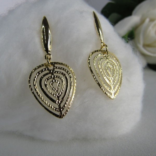 Brinco Médio Com Fio e Coração com Vários Vazados Banhado em Ouro 18k - Dourado