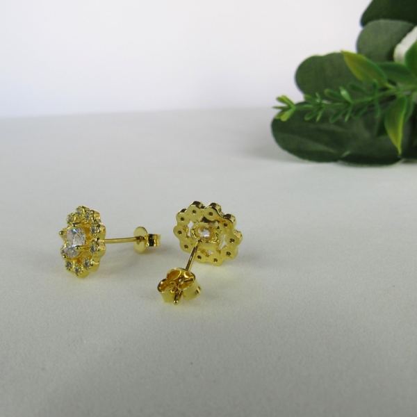 Brinco Formato Flor com Mini Zircônias Banhado em Ouro 18k - Dourado