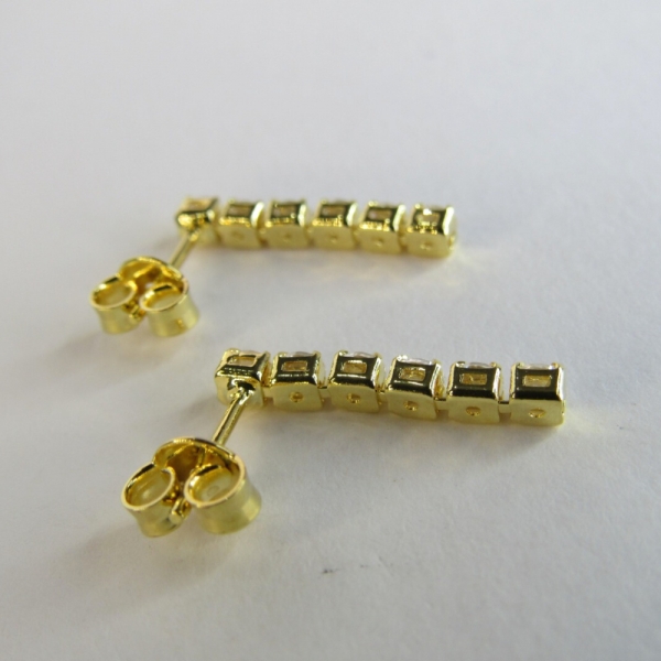 Brinco Pequeno Fio Com Cinco Zircônia Banhado em Ouro 18k - Dourado