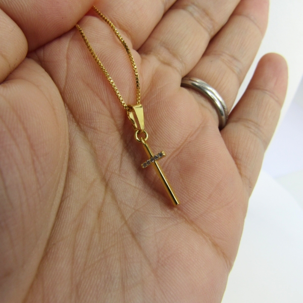 Colar Pingente Cruz com Detalhe de Zircônia Banhado em Ouro 18k - Dourado
