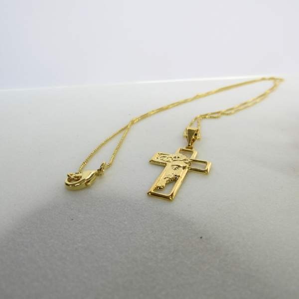 Colar com Pingente de Cruz e Face de Jesus Banhado em Ouro 18k - Dourado