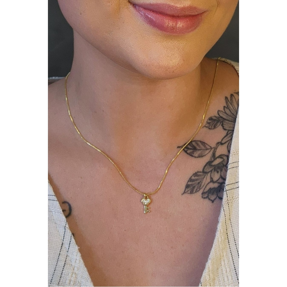 Colar com Pingente Pequeno de Chave Banhado em Ouro 18k - Dourado