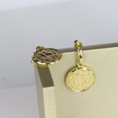 Brinco Pequeno Medalha São Bento Banhado em Ouro 18k - Dourado