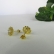 Brinco Formato Flor com Mini Zircônias Banhado em Ouro 18k - Dourado