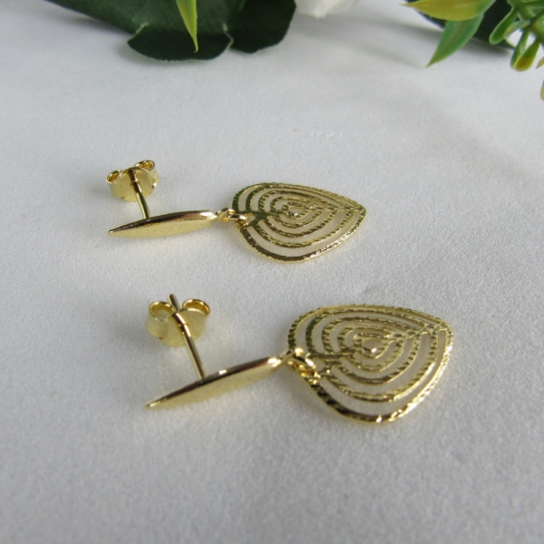 Brinco Médio Com Fio e Coração com Vários Vazados Banhado em Ouro 18k - Dourado