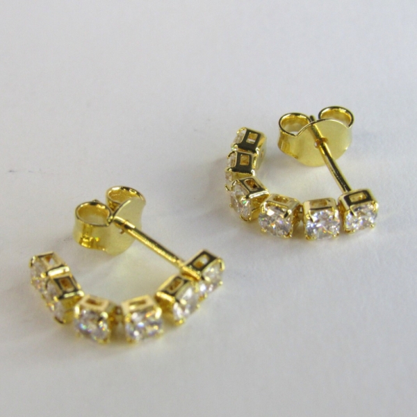 Brinco Pequeno Fio Com Cinco Zircônia Banhado em Ouro 18k - Dourado