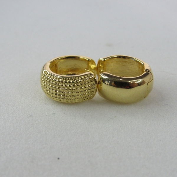 Brinco de Argolinha Grossa Trabalhada Banhado em Ouro 18k - Dourado