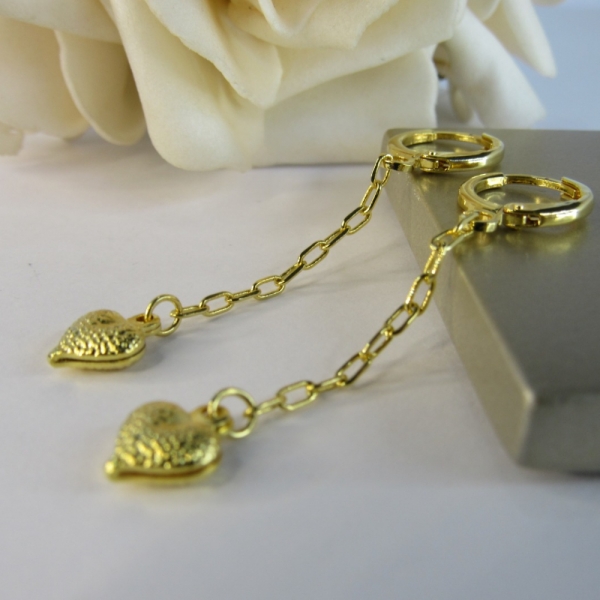 Brinco Argolinha com Corrente e Coração Banhado em Ouro 18k - Dourado