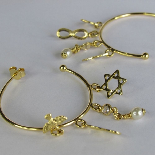 Brinco Argola Médio com Pingente Esotéricos Banhado em Ouro 18k - Dourado