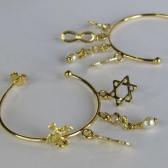 Brinco Argola Médio com Pingente Esotéricos Banhado em Ouro 18k - Dourado
