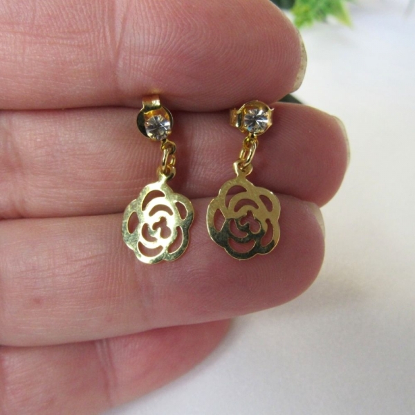 Brinco Pequeno de Flor Vazada com Zircônia Banhado em Ouro 18k - Dourado