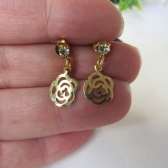 Brinco Pequeno de Flor Vazada com Zircônia Banhado em Ouro 18k - Dourado