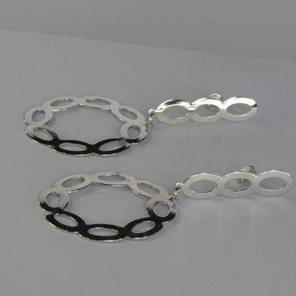 Brinco com fio e Círculo com Arcos Banhado em Ródio Branco - Branco