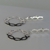 Brinco com fio e Círculo com Arcos Banhado em Ródio Branco - Branco