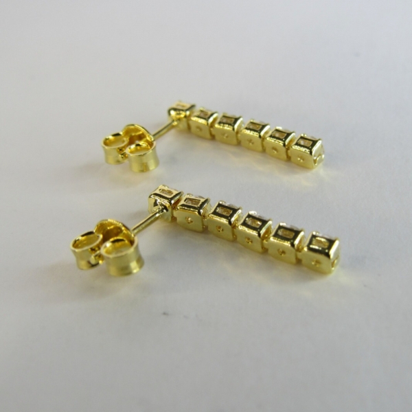 Brinco Pequeno Fio Com Cinco Zircônia Banhado em Ouro 18k - Dourado