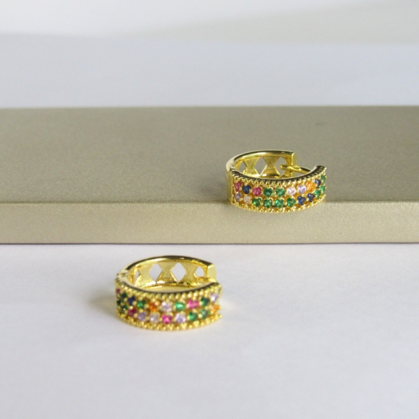Brinco Argolinha Com Micro Zircônias Coloridas Banhado em Ouro 18k - Dourado