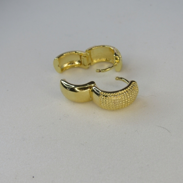 Brinco de Argolinha Grossa Trabalhada Banhado em Ouro 18k - Dourado