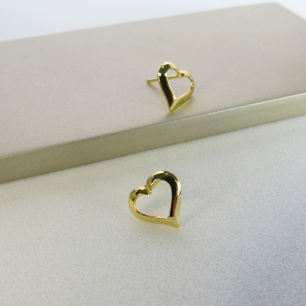 Brinco Pequeno de Coração Vazado Banhado em Ouro 18k - Dourado