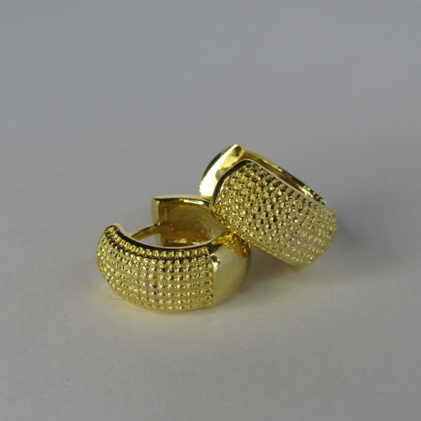 Brinco de Argolinha Grossa Trabalhada Banhado em Ouro 18k - Dourado