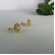 Brinco Formato Flor com Mini Zircônias Banhado em Ouro 18k - Dourado