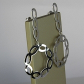 Brinco com fio e Círculo com Arcos Banhado em Ródio Branco - Branco