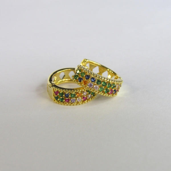 Brinco Argolinha Com Micro Zircônias Coloridas Banhado em Ouro 18k - Dourado