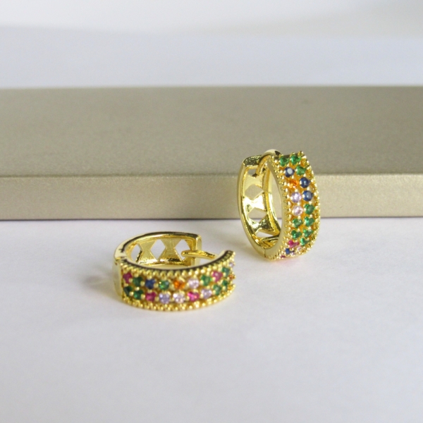 Brinco Argolinha Com Micro Zircônias Coloridas Banhado em Ouro 18k - Dourado