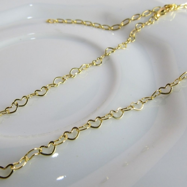 Choker com Coração Vazado Pequeno Interligado Banhado em Ouro 18k - Dourado