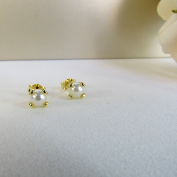 Brinco Pequeno de Pérola Trabalhado Banhado em Ouro 18k - Dourado