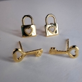 Brinco Duo Chave e Cadeado Banhado em Ouro 18k - Dourado