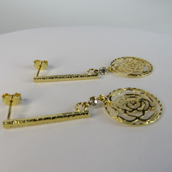 Brinco Médio De Fio Trabalhado e Flor Vazada Banhado em Ouro 18k - Dourado