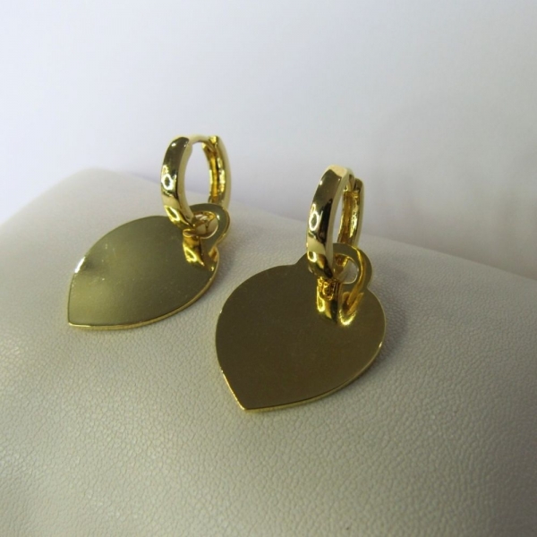 Brinco Argolinha com Chapa de Coração Banhado em Ouro 18k - Dourado