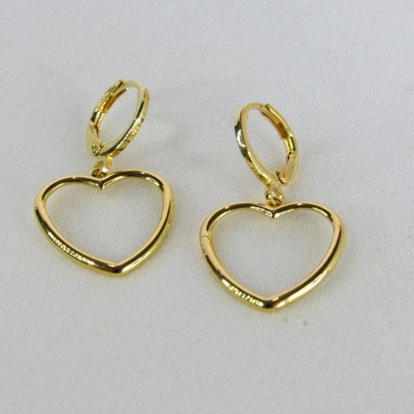 Brinco Argolinha com Coração Médio Vazado Banhado em Ouro 18k - Dourado