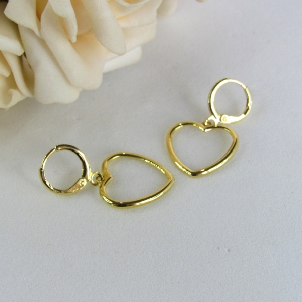 Brinco Argolinha com Coração Médio Vazado Banhado em Ouro 18k - Dourado